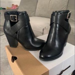 Brand new call it spring boots size 6 in box